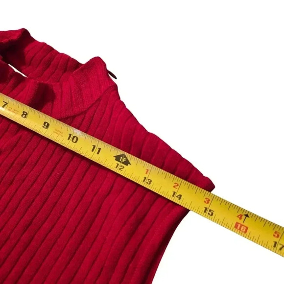 St. John Red Top Stretch Size Medium Sleeveless - Picture 10 of 11